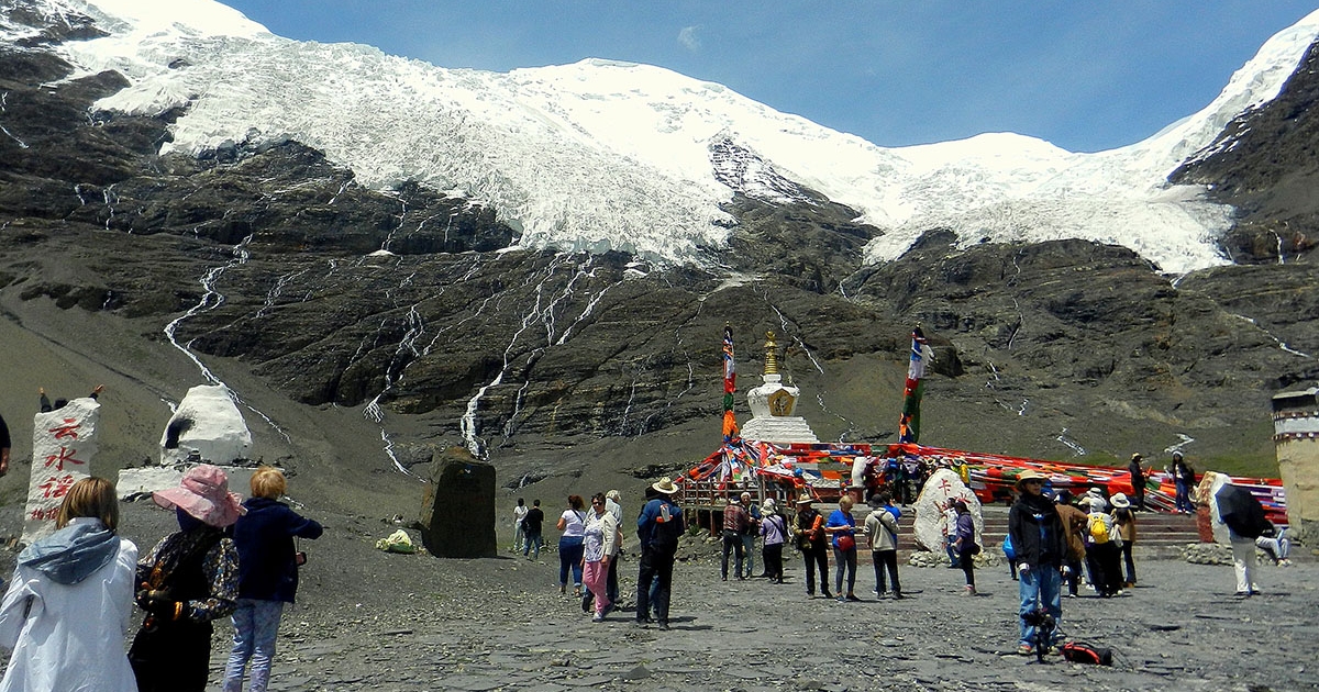 Értelmetlen megálló és thangka a falon